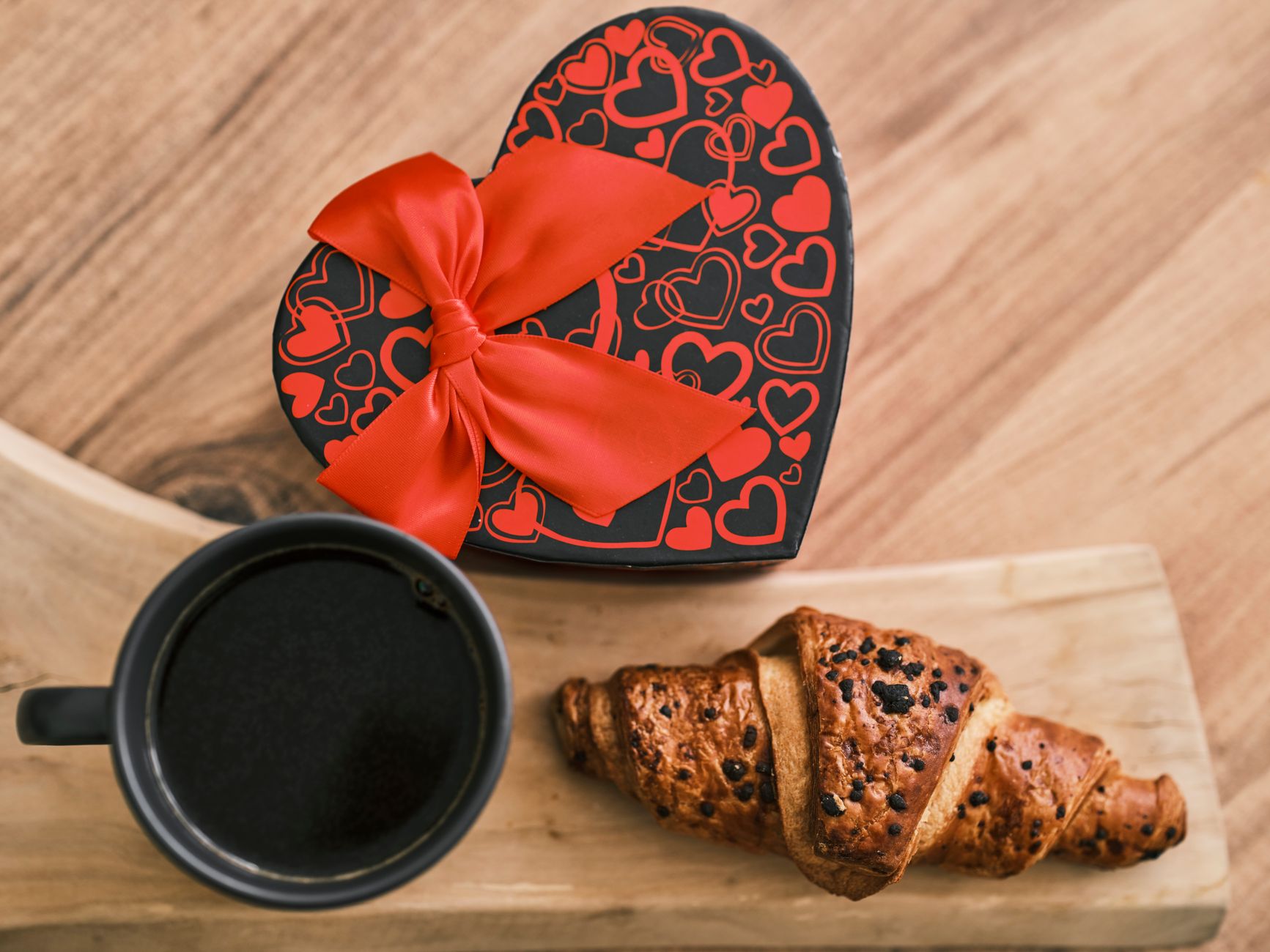 Ceramic heart-shaped keepsake box, a meaningful mother of the bride gift idea for storing small wedding mementos