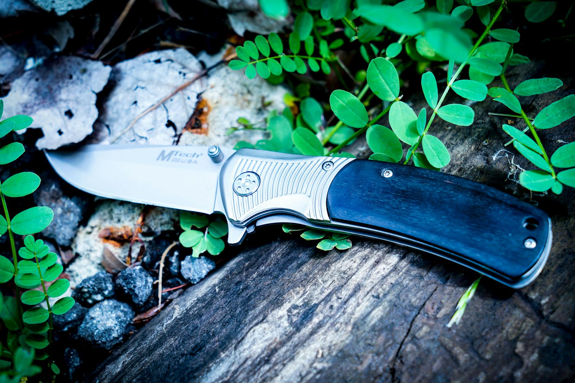 Engraved pocket knife, a classic and practical groom gift idea