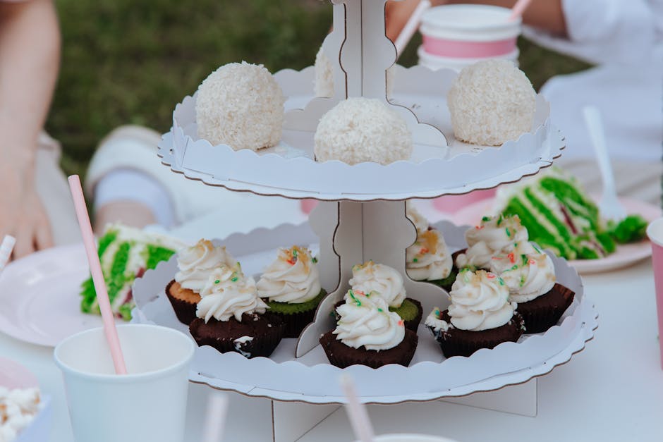 Decorative ruffle-trim white cake stand, a romantic wedding cake stand idea