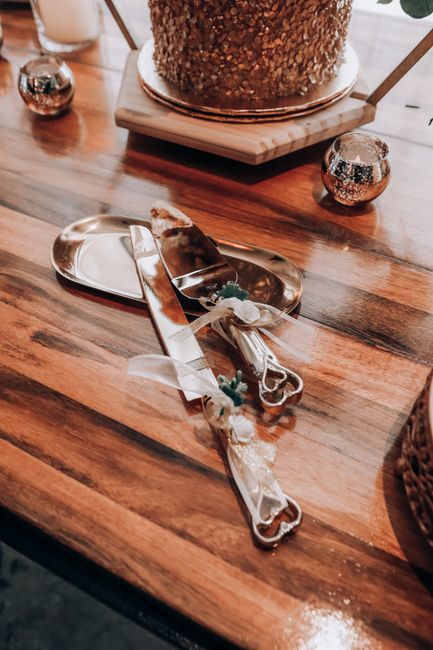 Gold wedding cake cutting set with crystal handles, a glamorous cake-cutting idea