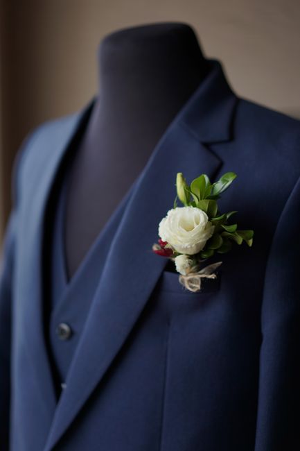 Wedding Boutonniere Ideas: Styles, Colors & Buying Guide