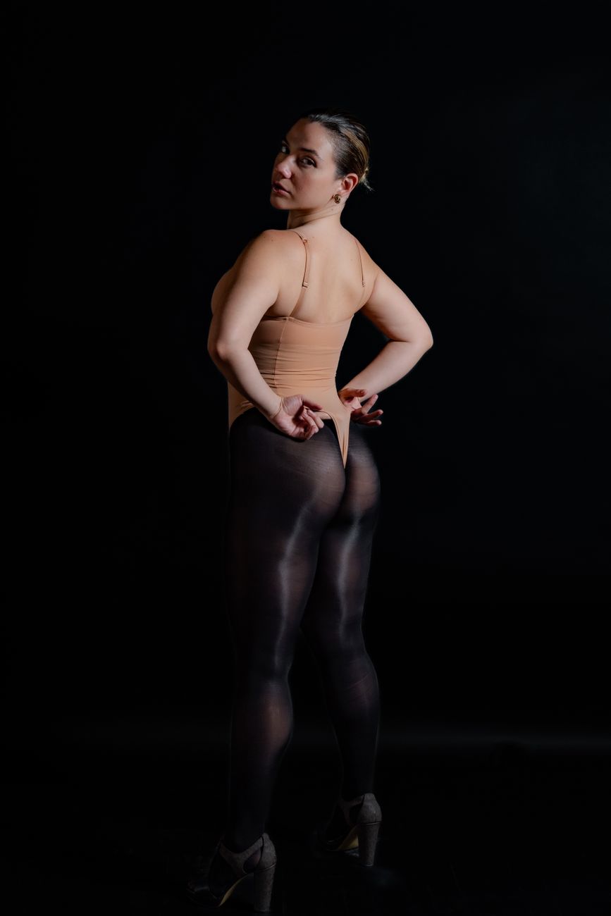 Seamless zip-front shapewear bodysuit for mermaid and fitted wedding dress silhouettes