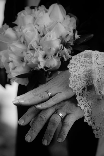 Bride resizing a photo for a wedding bouquet photo charm