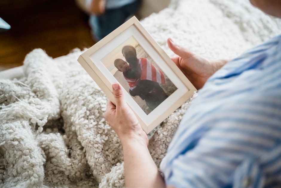 smart digital picture frame, a wedding gift idea for displaying couple's photos