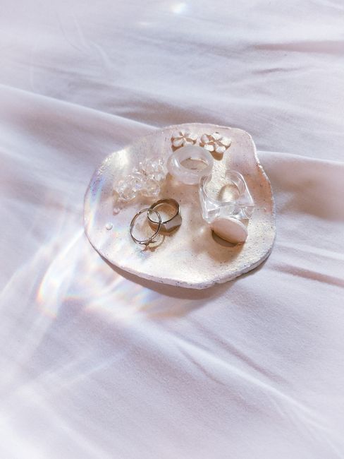 Colorful flower-shaped ceramic ring dish, a decorative wedding ring dish idea