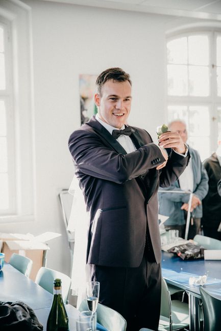 Male wedding guest wearing a navy blazer and dress shirt at a cocktail-attire wedding