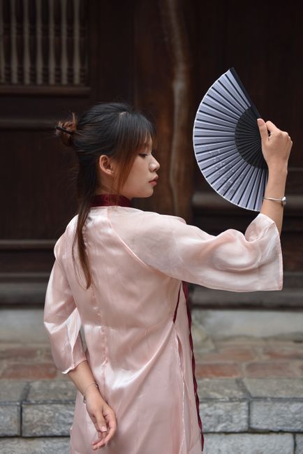 Silk folding hand fans used as wedding favors for guests