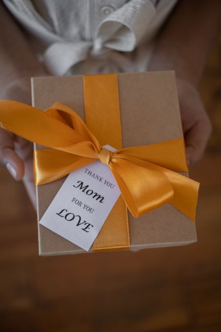 Mother of the bride handkerchief set with matching embroidery for both parents