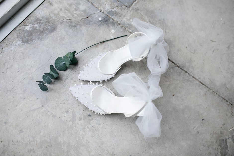Pearl bow shoe clips for a wedding