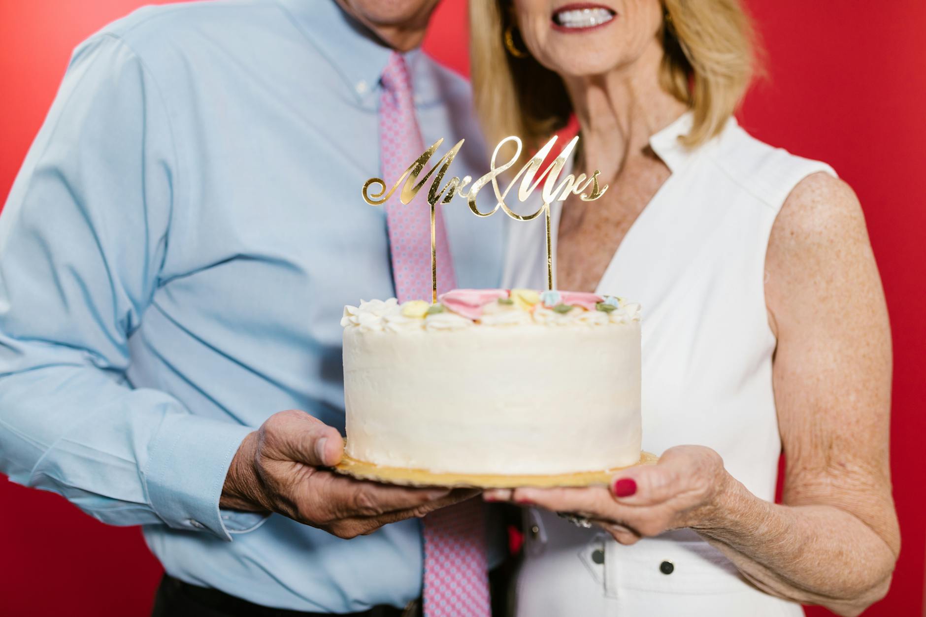 Acrylic Mr and Mrs wedding cake topper ideas in mirror gold