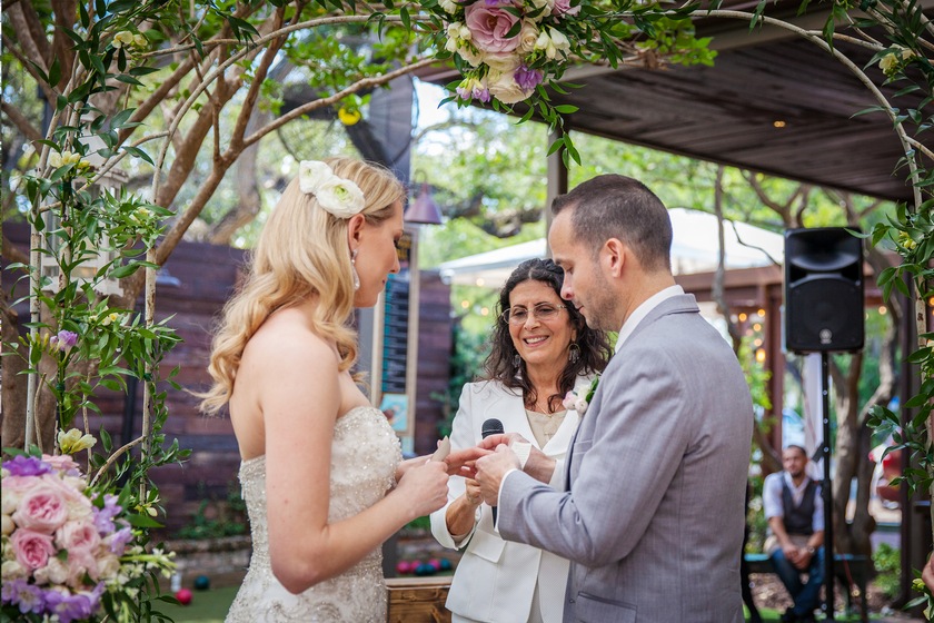 Non Denominational Rabbi Melinda Bracha Bernstein wedding vendor photo