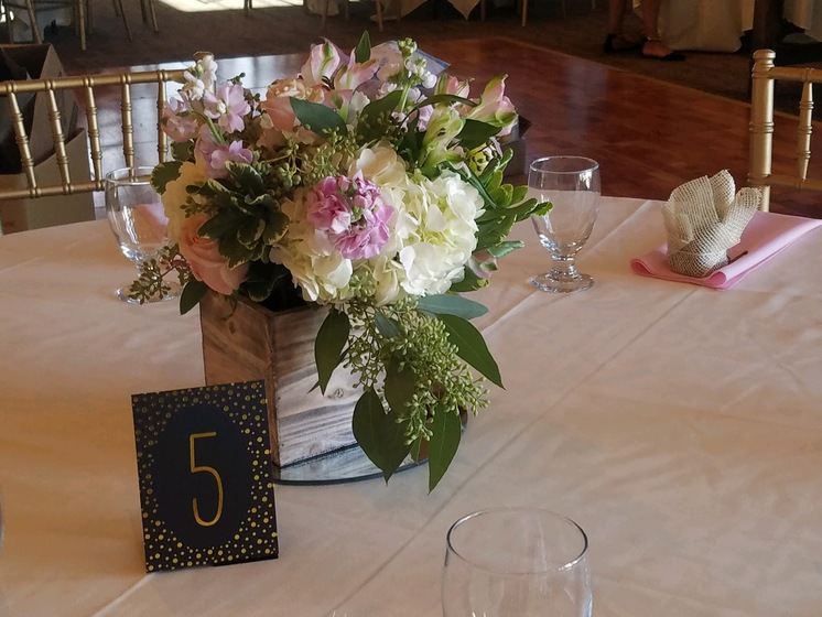 Flower Divas, Inc. wedding vendor photo